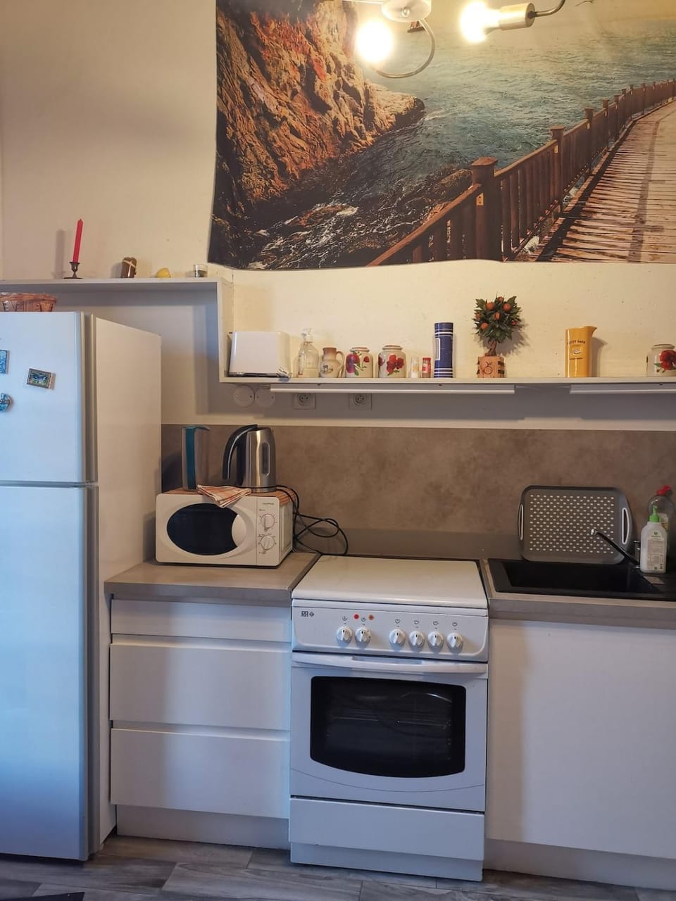 Coffee/tea facilities, oven, stove