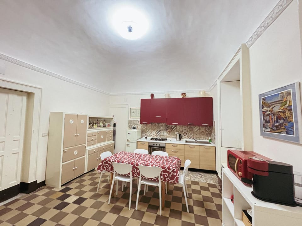 Kitchen or kitchenette, Dining area, minibar, oven, stove