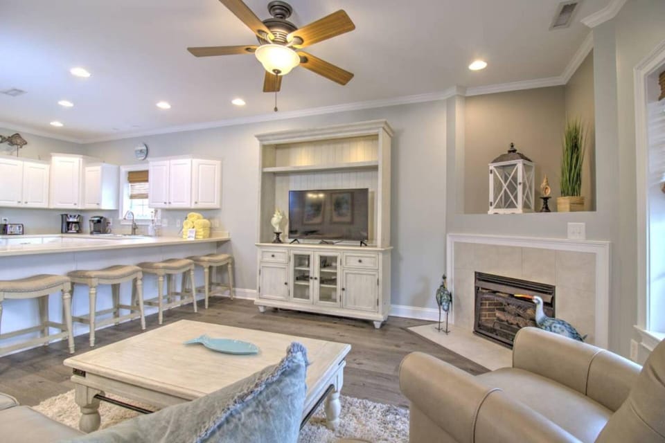 Kitchen or kitchenette, Living room, Seating area, fireplace