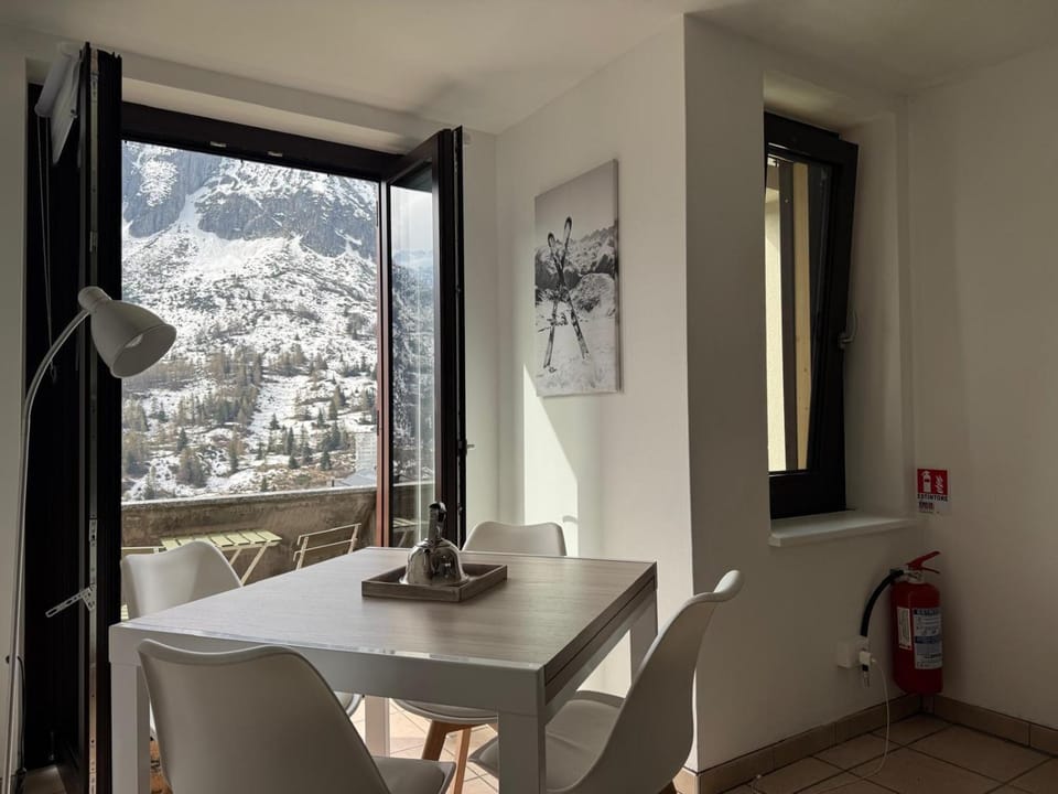 Living room, Dining area, Mountain view