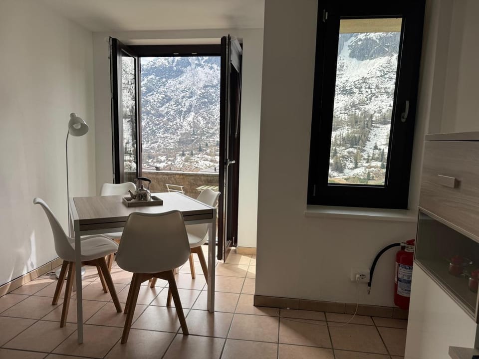Living room, Dining area, Mountain view