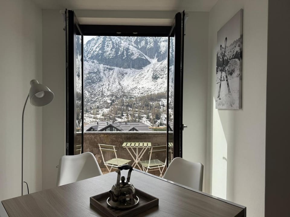 Living room, Dining area, Mountain view