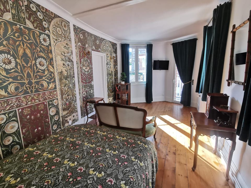 Bed, TV and multimedia, Living room, Photo of the whole room, Bedroom