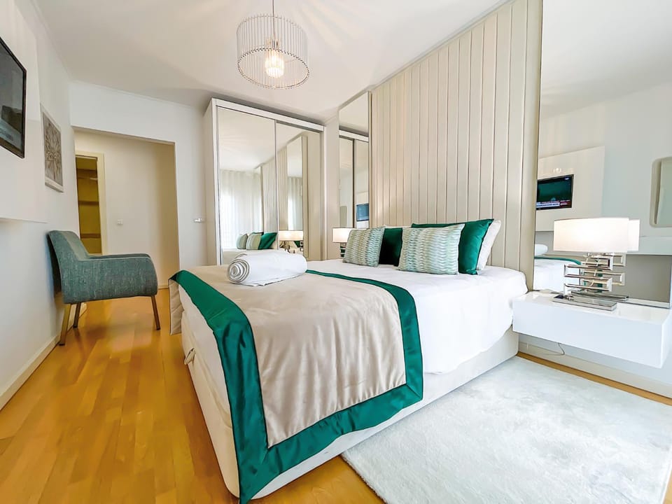 Bed, TV and multimedia, Bedroom, City view, Street view, wardrobe, air conditioner