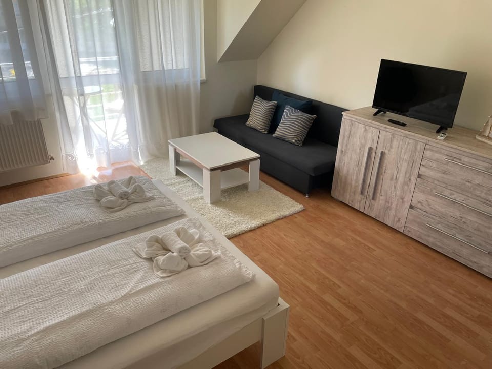 Bed, TV and multimedia, Photo of the whole room, Evening entertainment, Bedroom, towels