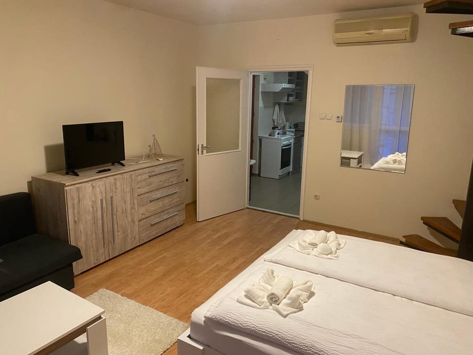 Communal lounge/ TV room, Bed, TV and multimedia, Photo of the whole room, Evening entertainment, Bedroom, towels, wardrobe, air conditioner