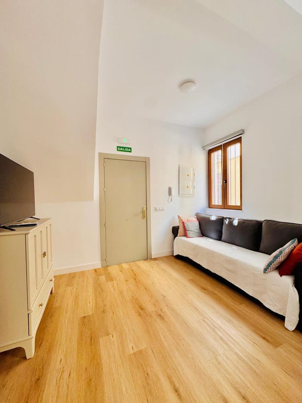 TV and multimedia, Living room, Photo of the whole room, Seating area