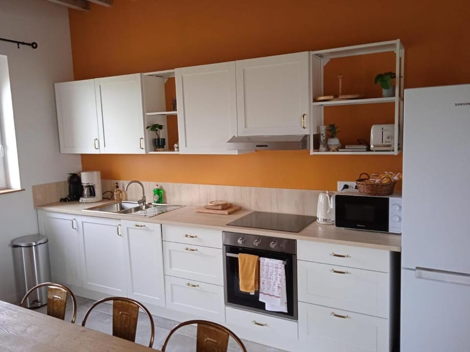 Coffee/tea facilities, Kitchen or kitchenette, stove