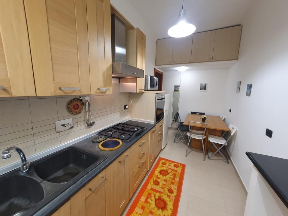 Kitchen or kitchenette, Dining area, stove