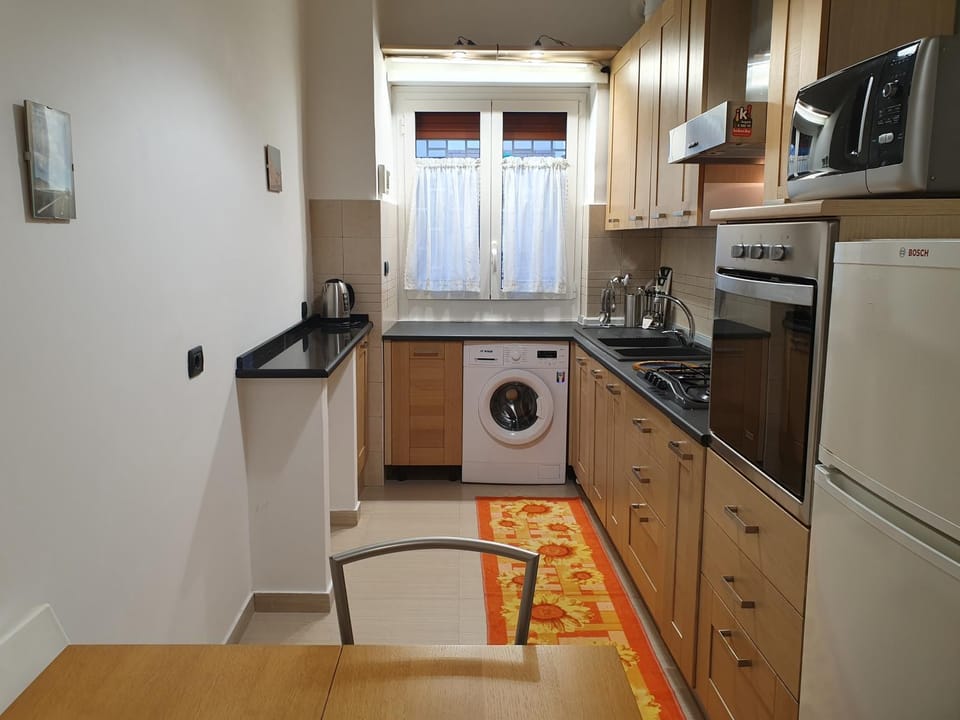 Kitchen or kitchenette, Dining area, oven, stove, washing machine