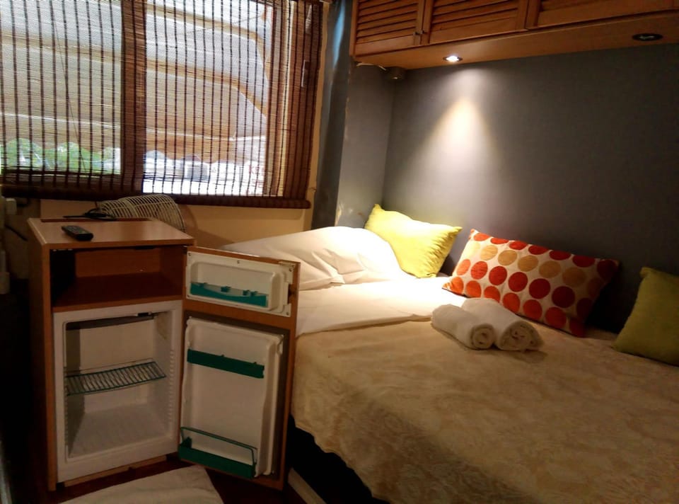 OneStep in Athens by Oinapothiki Taverna! Bed and Breakfast in Athens