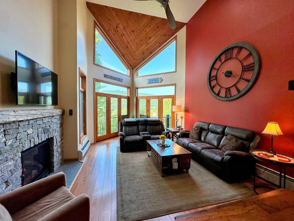 C13 Beautiful Bretton Woods ski in ski out townhouse Pool gym passes House in Carroll