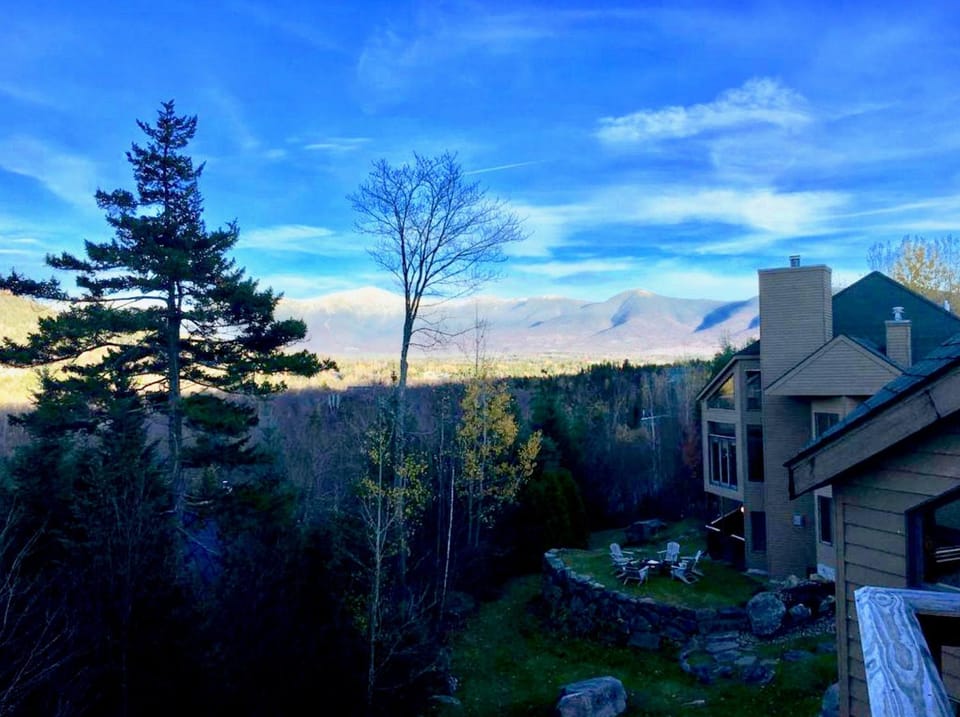 CR6 C6 Renovated Townhome a short walk from the slopes Pool gym passes House in Carroll