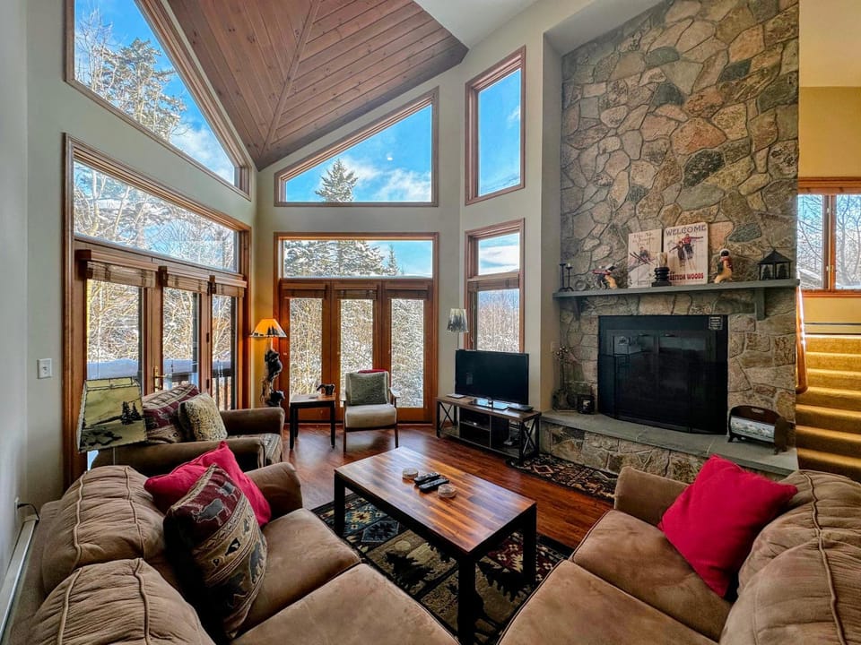 CR6 C6 Renovated Townhome a short walk from the slopes Pool gym passes House in Carroll