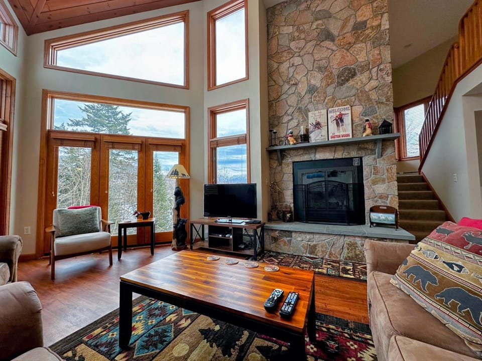 CR6 C6 Renovated Townhome a short walk from the slopes Pool gym passes House in Carroll