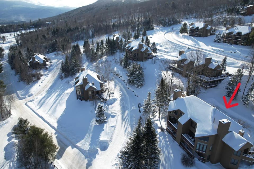 CR11 C11 Top Rated Townhome Great views fireplaces wifi AC Short walk to slopes Pool gym passes House in Carroll