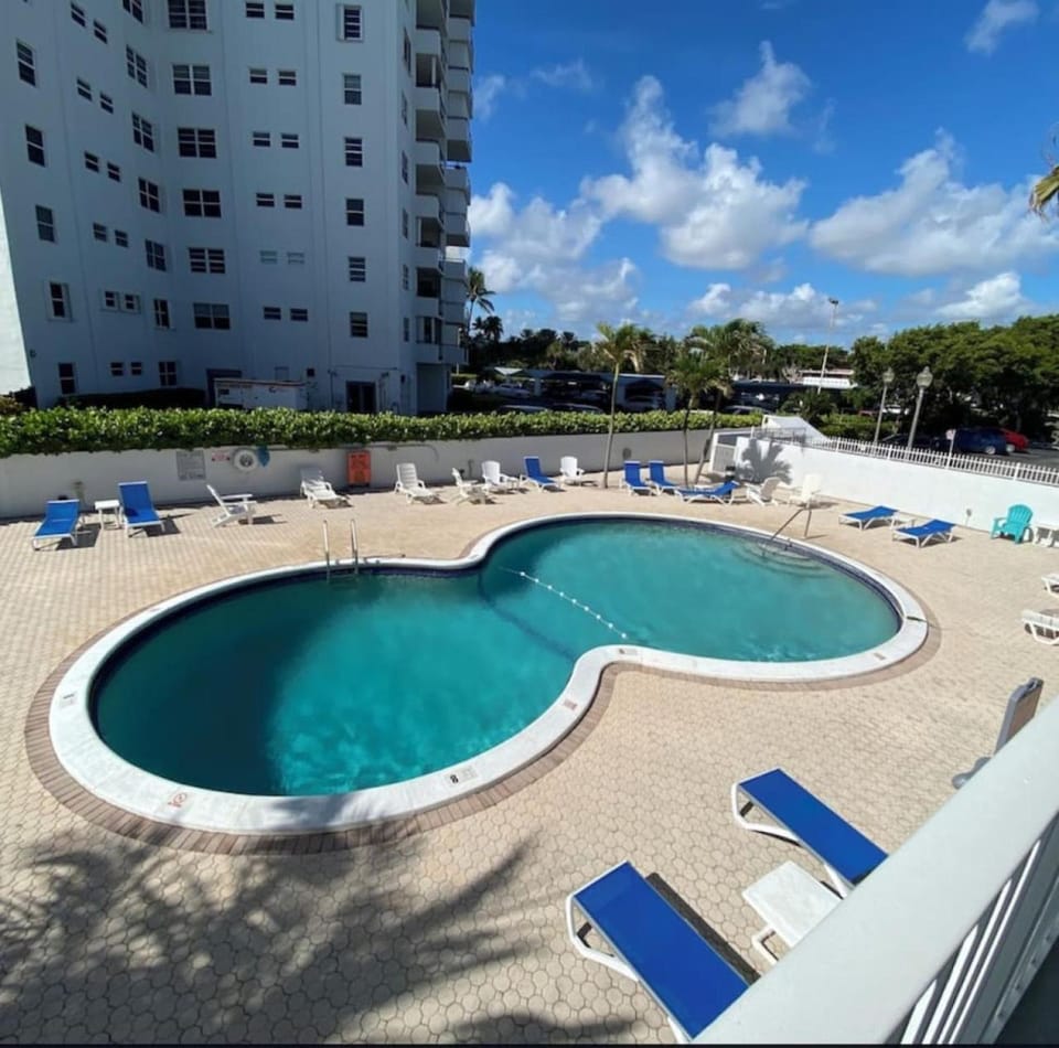 Serenity by the Sea: Stunning Beachfront Studio Apartment in Lauderdale-by-the-Sea