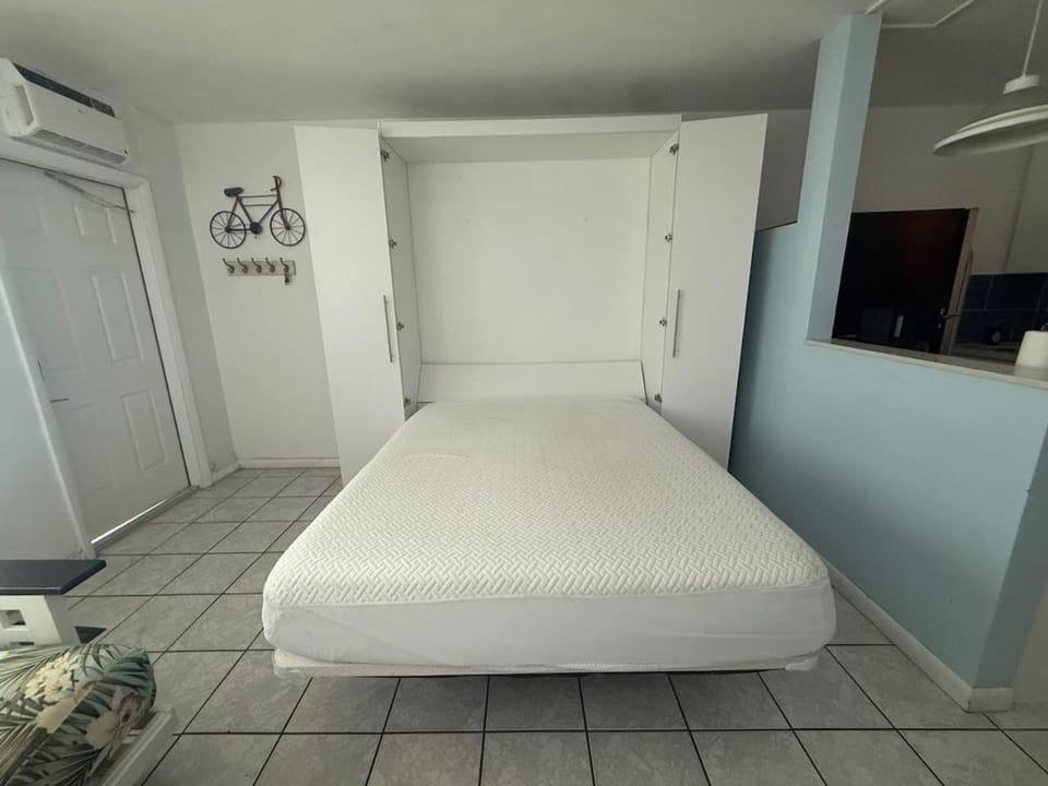 Serenity by the Sea: Stunning Beachfront Studio Apartment in Lauderdale-by-the-Sea