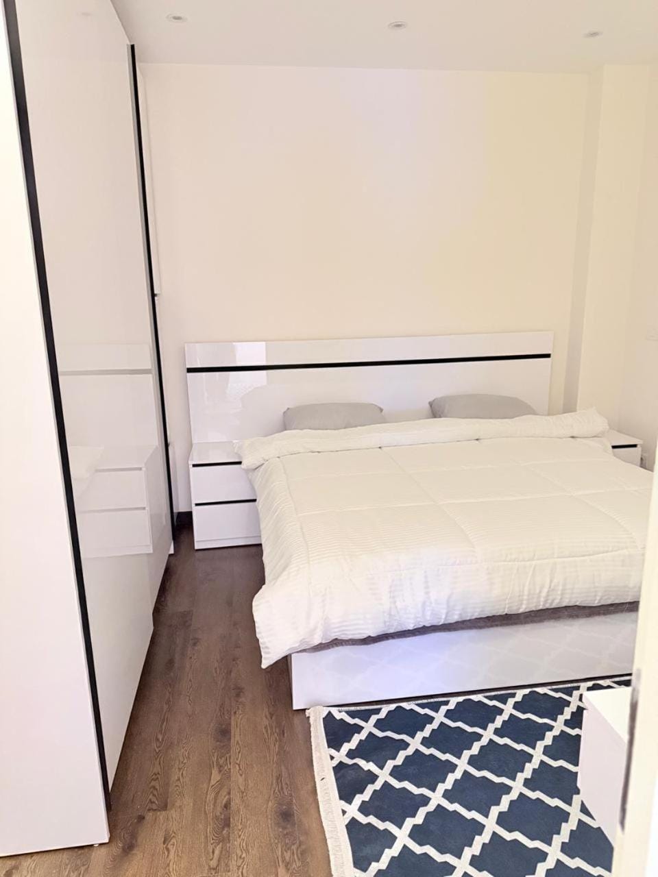 Photo of the whole room, Bedroom, wardrobe