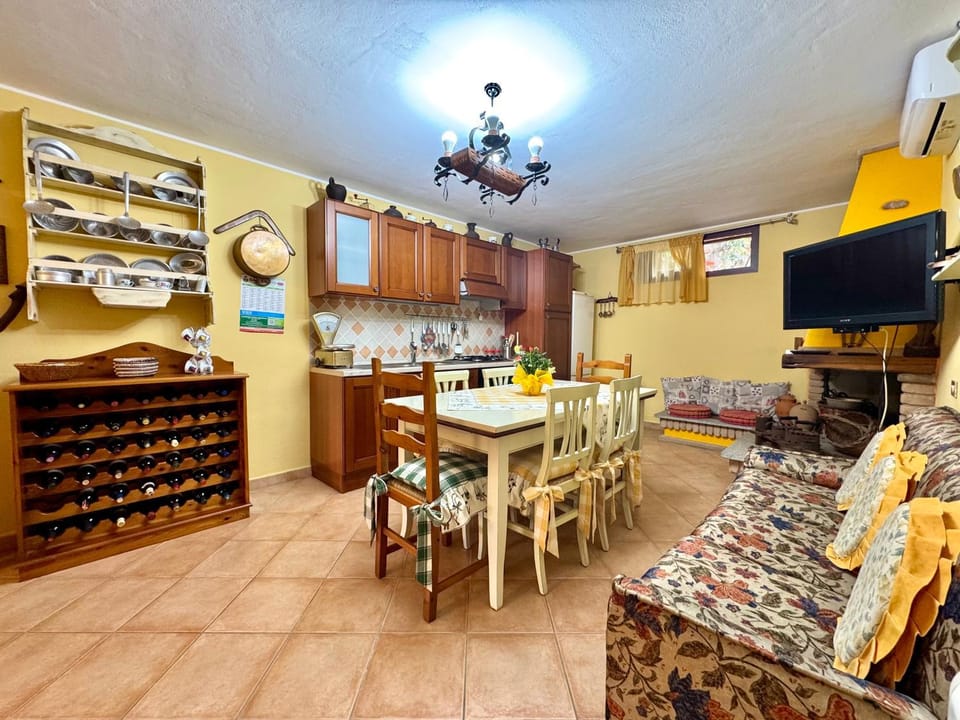 TV and multimedia, Kitchen or kitchenette, Dining area, oven, stove