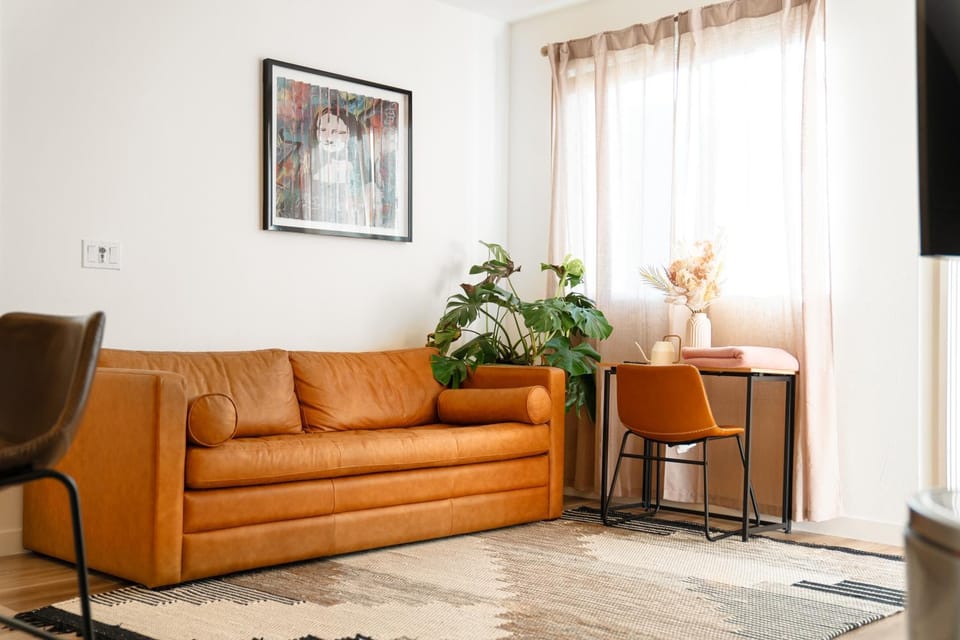 Heart of North Hollywood 2 bed Apt FREE parking, hot tub, pool, gym Apartment in North Hollywood