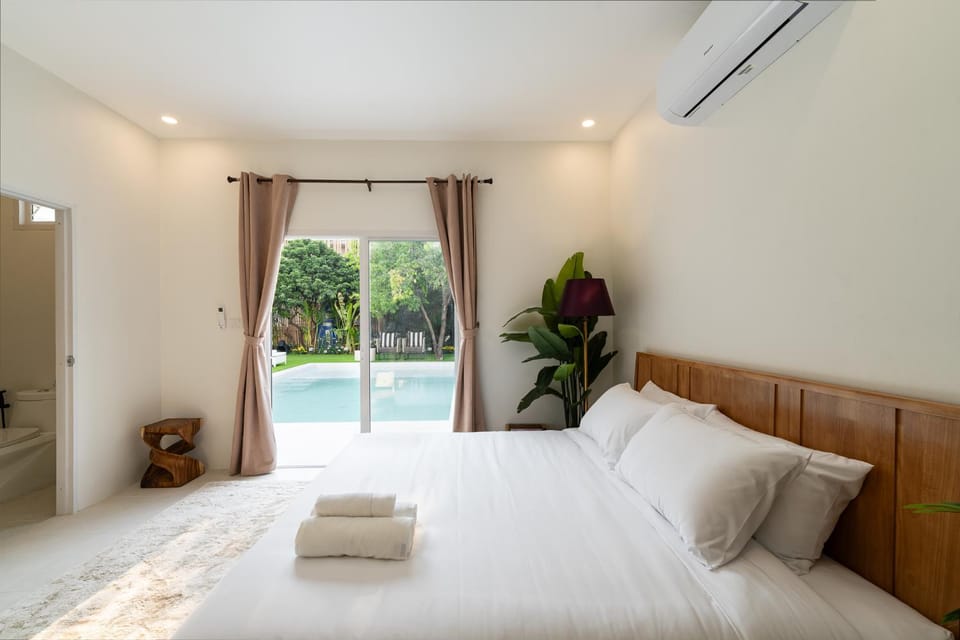 Bed, Photo of the whole room, Pool view, towels