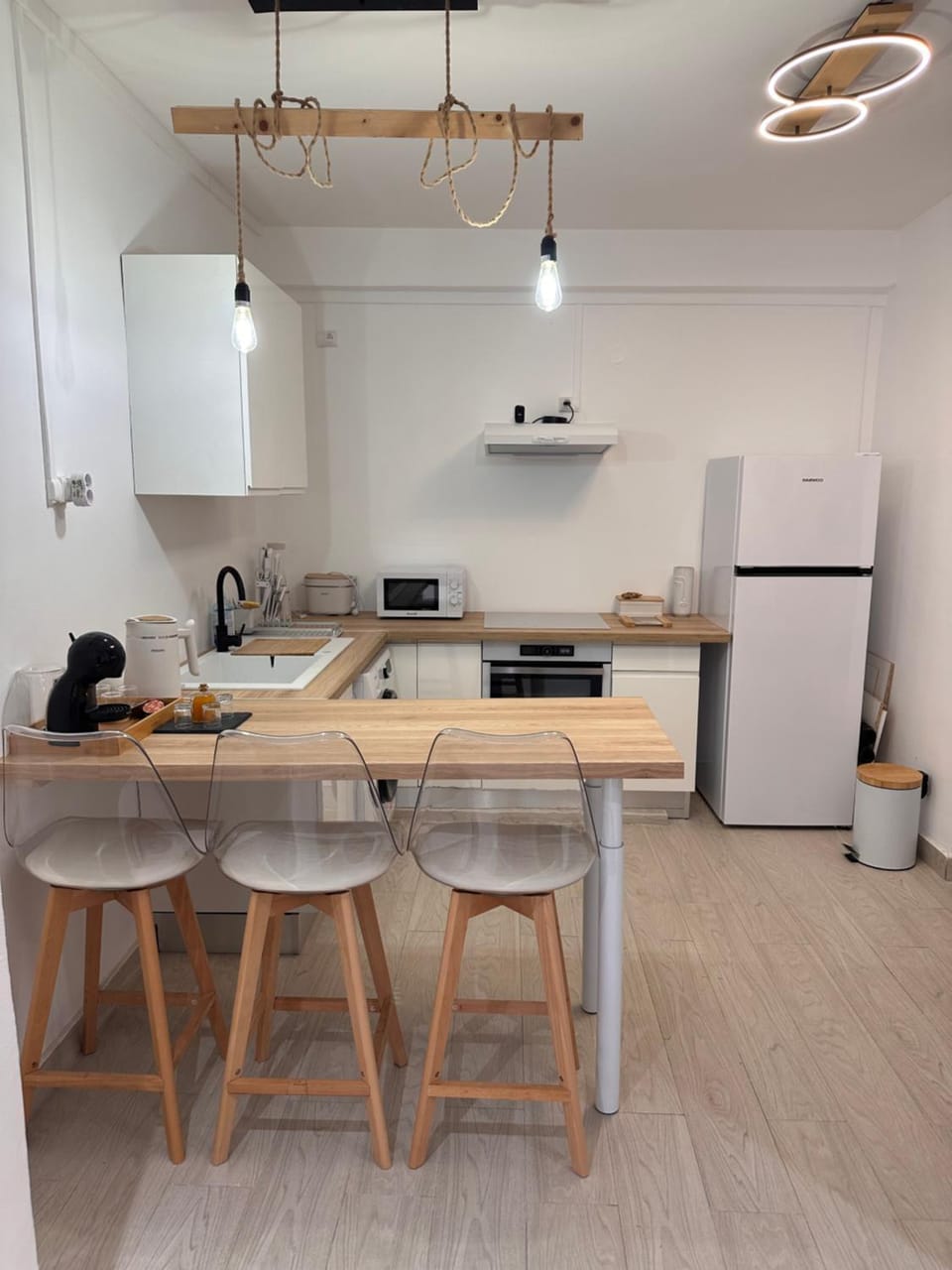 Kitchen or kitchenette, Dining area, dishwasher, minibar, oven, stove, toaster