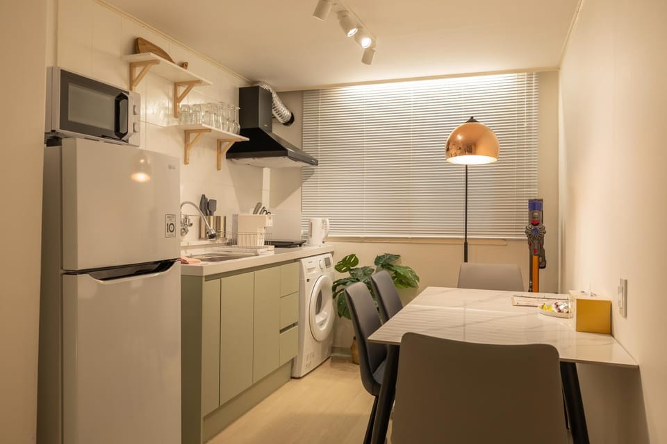 Coffee/tea facilities, Kitchen or kitchenette, Dining area, minibar, stove