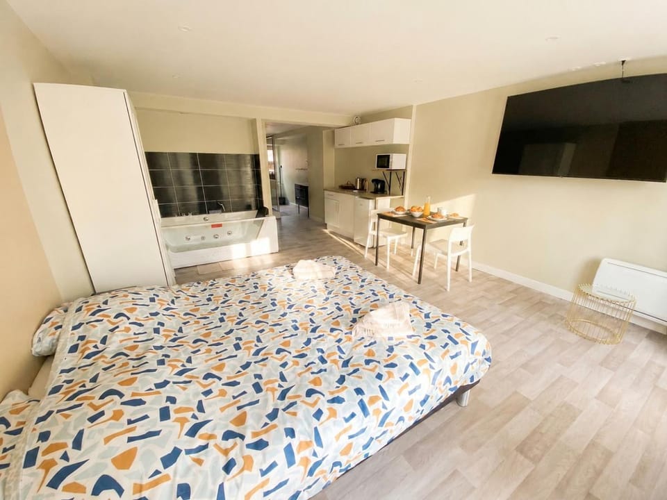 Loft Spa lumineux Jacuzzi privé écran cinéma Apartment in Hauts-de-France