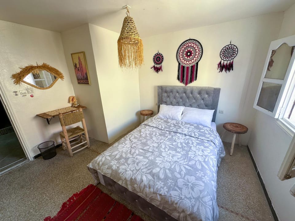 Bed, Photo of the whole room, Decorative detail, Bedroom, wardrobe