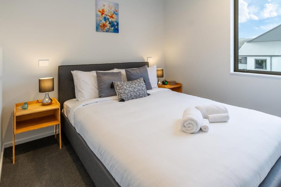 Bed, Bedroom, towels