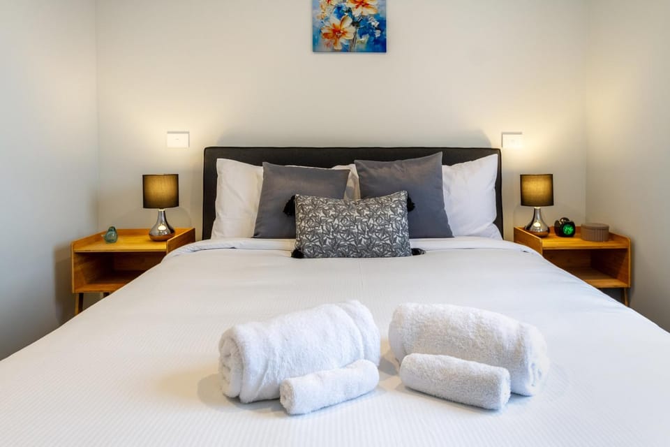 Bed, Photo of the whole room, Bedroom, towels