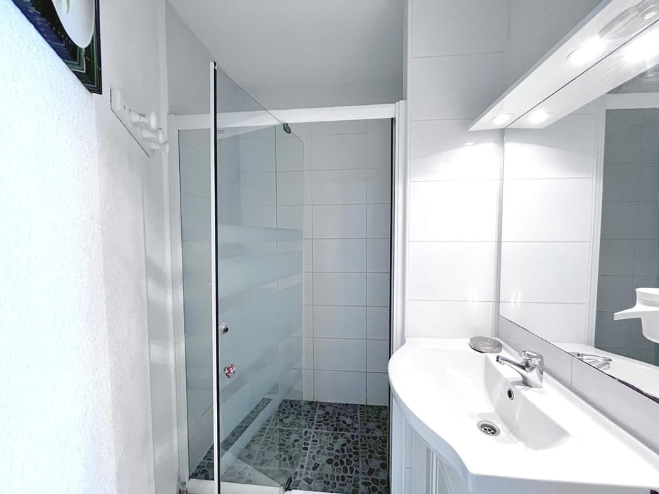 Appartement 2P cabine, face plage, clim, parking privatif - FR-1-338-609 Cabin in Occitanie