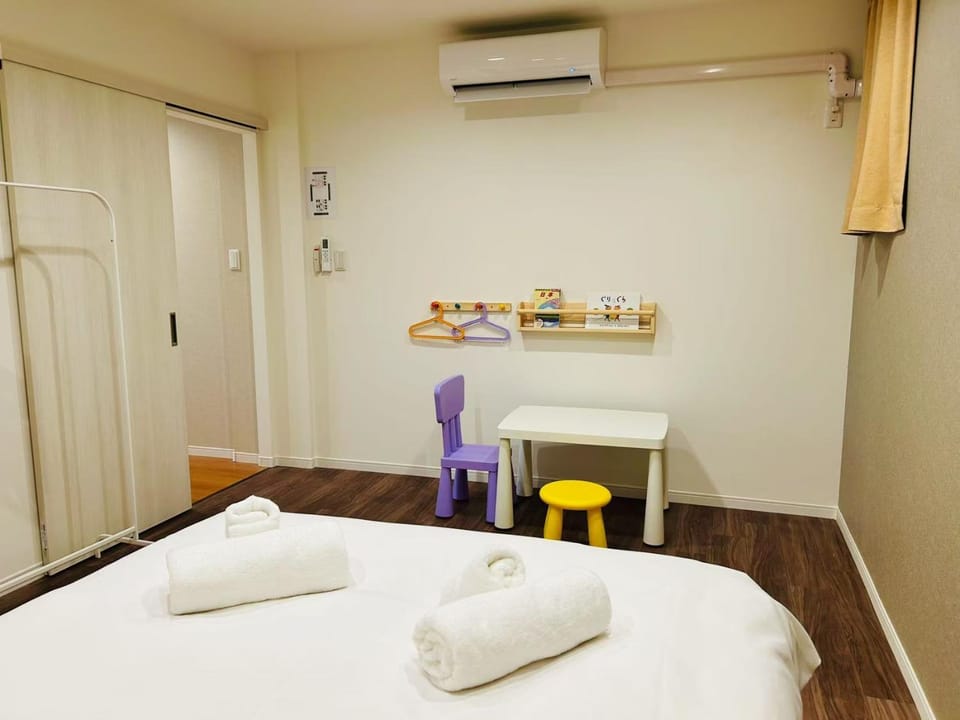 Bed, Bedroom, towels, air conditioner