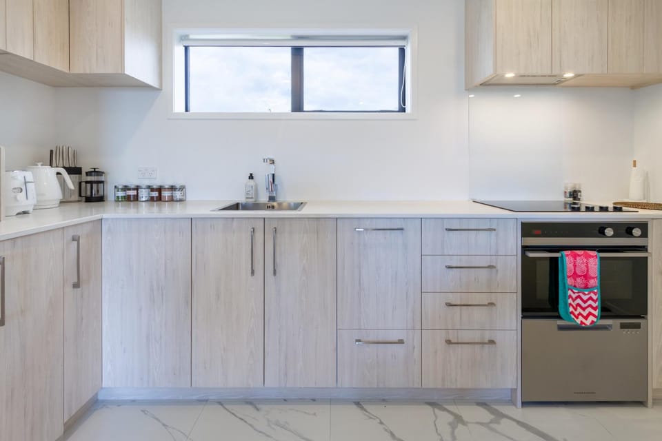 Coffee/tea facilities, Kitchen or kitchenette, dishwasher, oven, stove, toaster
