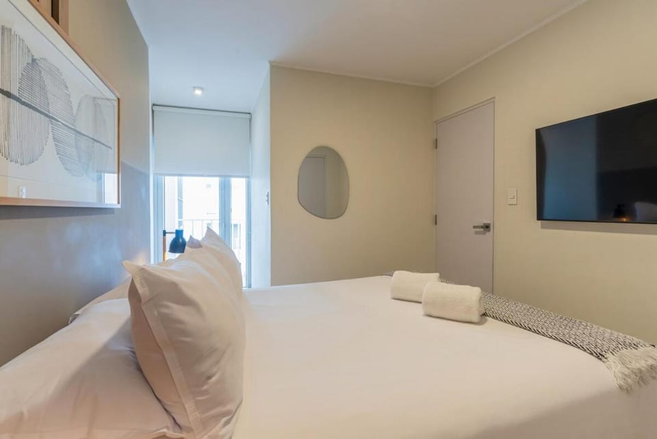 Bed, TV and multimedia, Bedroom