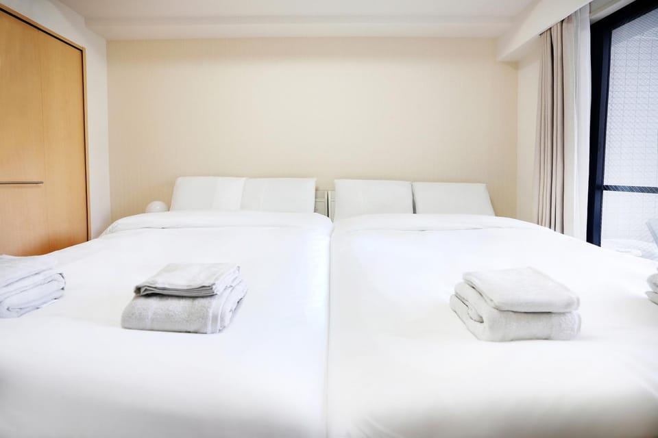 Bed, Photo of the whole room, Bedroom, towels
