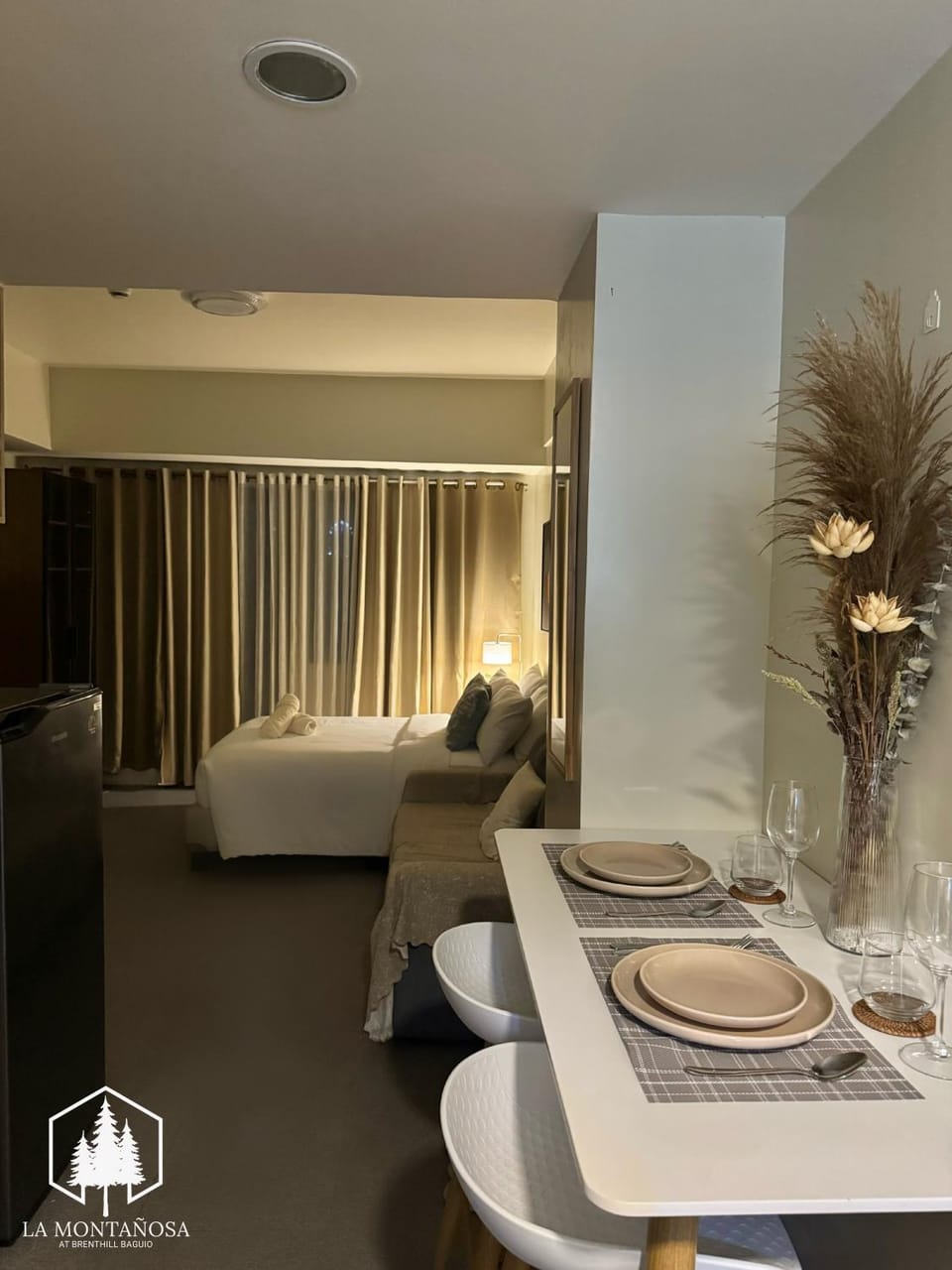 Bed, Living room, Photo of the whole room, Seating area, Bedroom