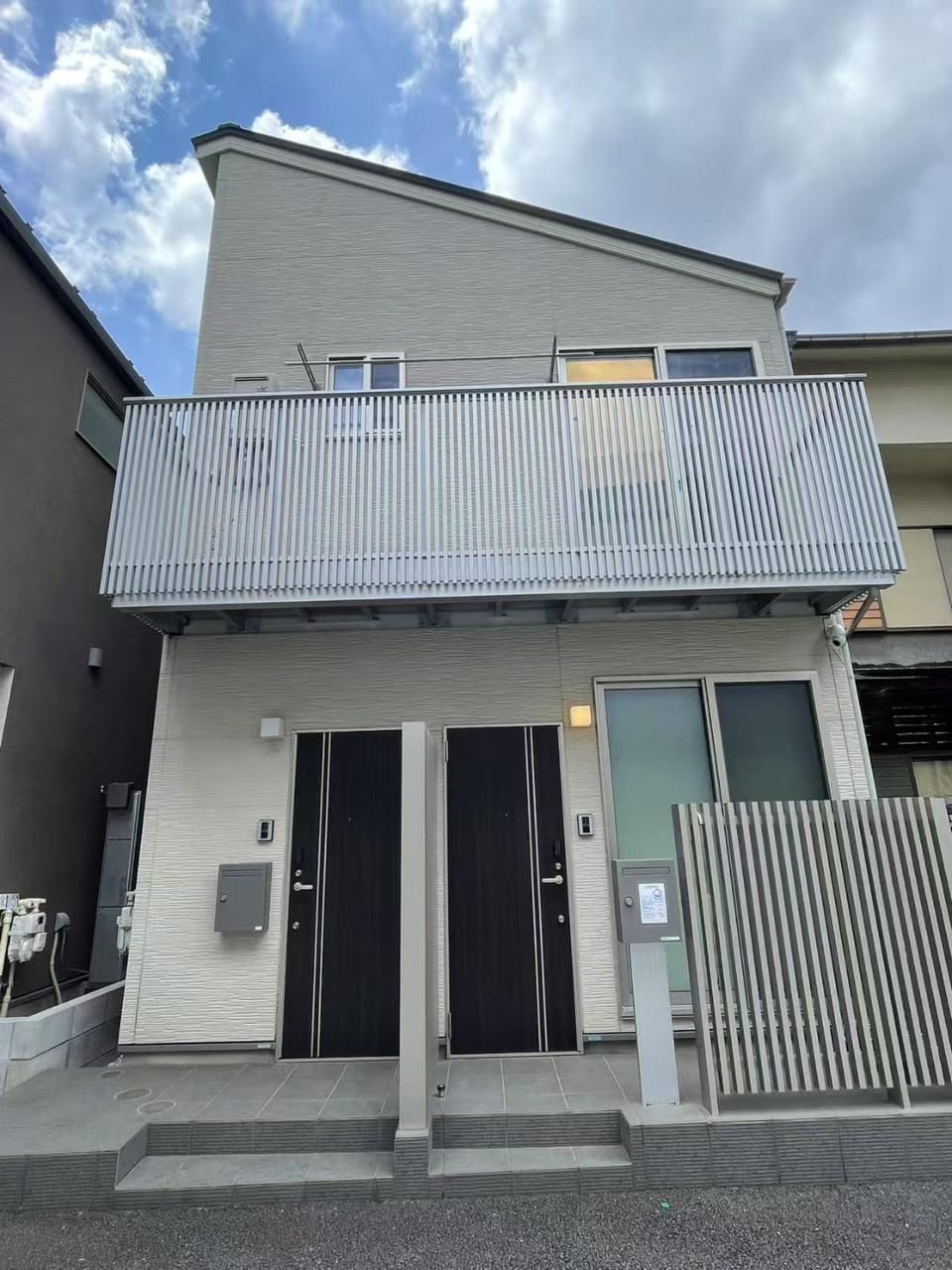 Property building, Day, Balcony/Terrace