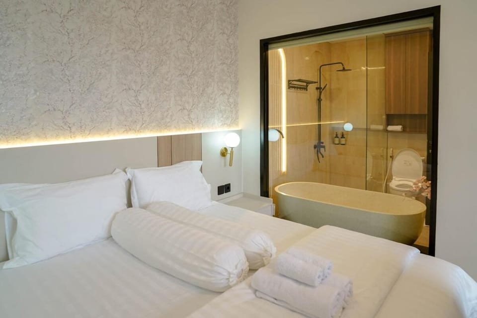 Shower, Bed, Bathroom, Photo of the whole room, Bedroom, Bath, towels