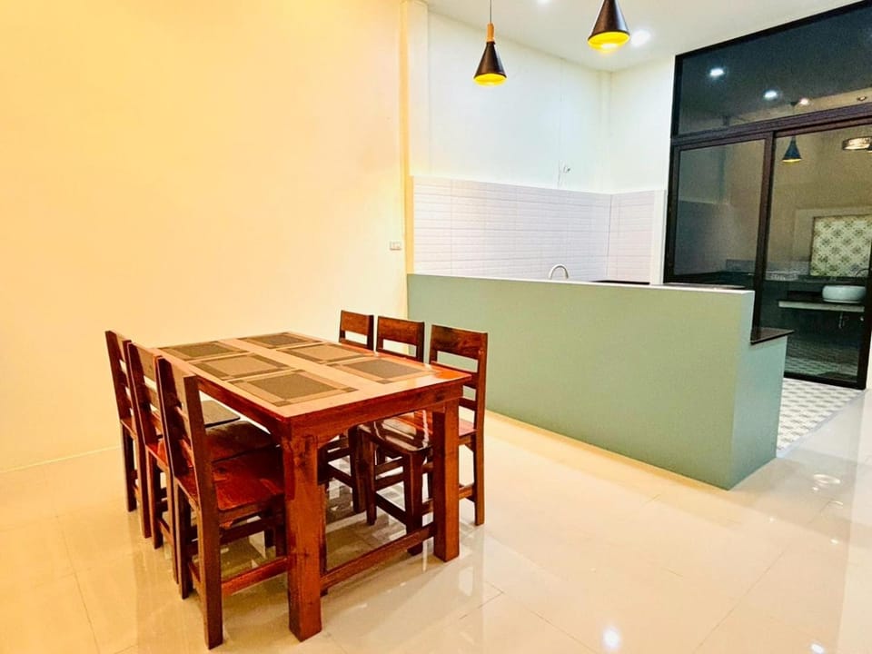 Restaurant/places to eat, Dining area