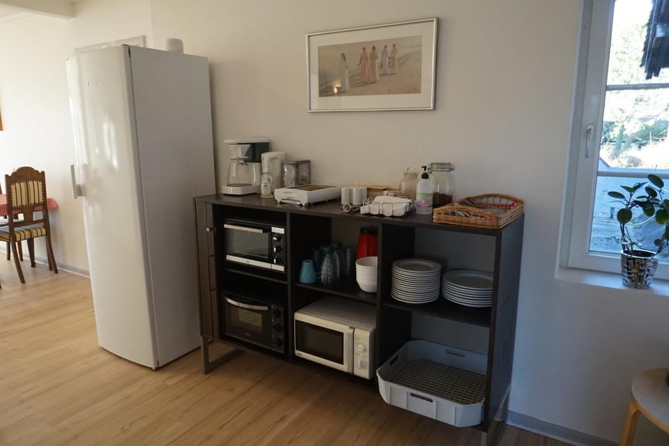 Coffee/tea facilities, Kitchen or kitchenette, Communal kitchen, oven, Internal: Not applicable to any particular room