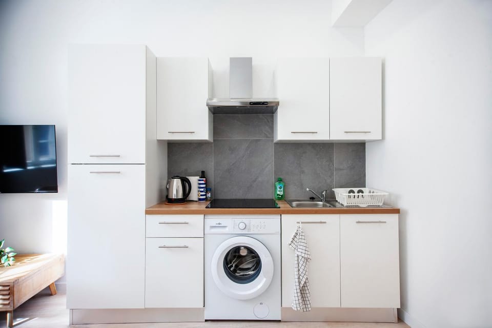 Kitchen or kitchenette, washing machine