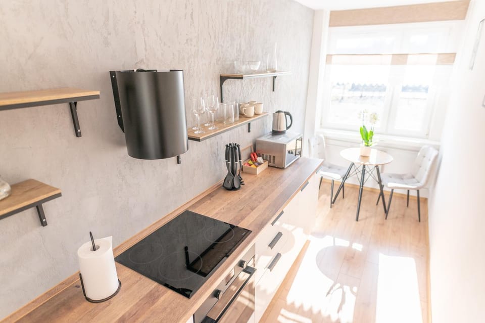 Coffee/tea facilities, Kitchen or kitchenette, stove