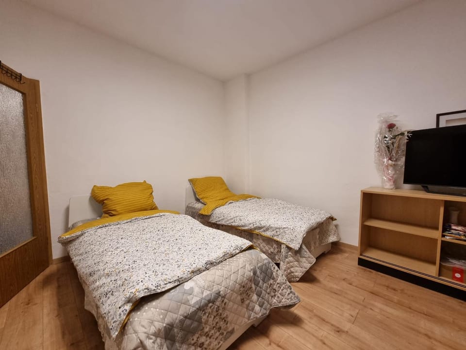 Bed, TV and multimedia, Photo of the whole room, Bedroom
