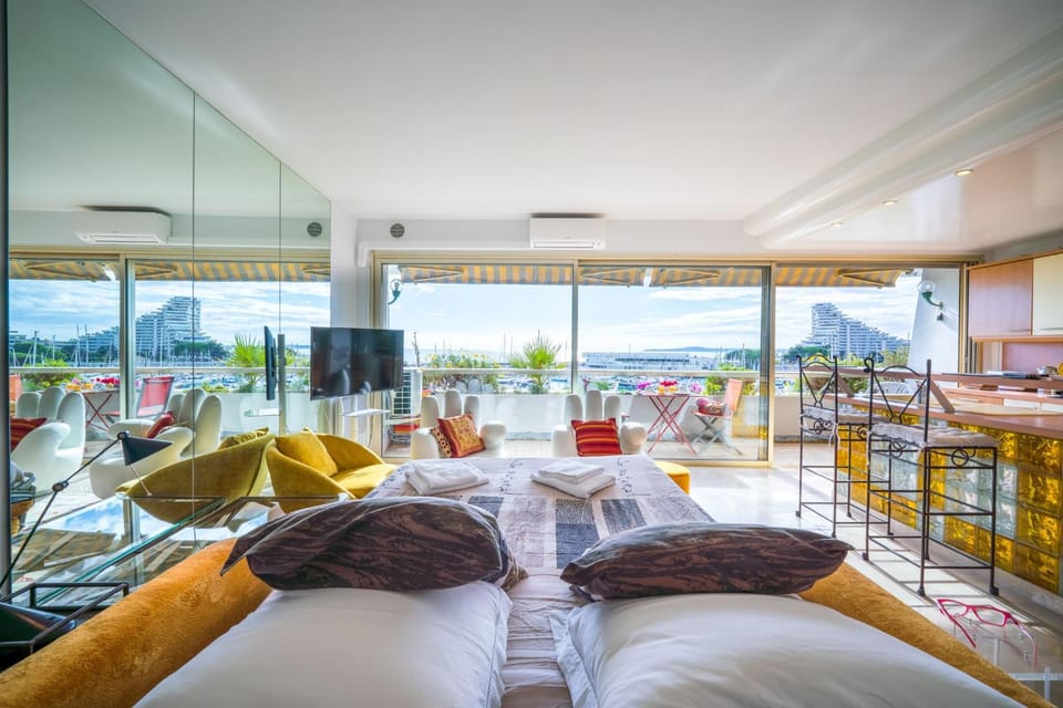 Property building, Bed, TV and multimedia, Living room, Photo of the whole room, Seating area, Dining area, Landmark view, Sea view