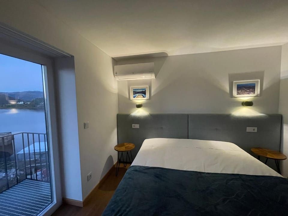 Bed, Bedroom, internet, air conditioner