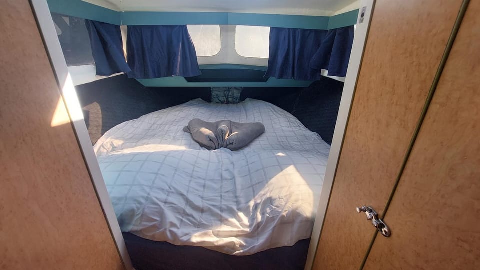 Bateau à quai lac des Settons Docked boat in Bourgogne-Franche-Comté