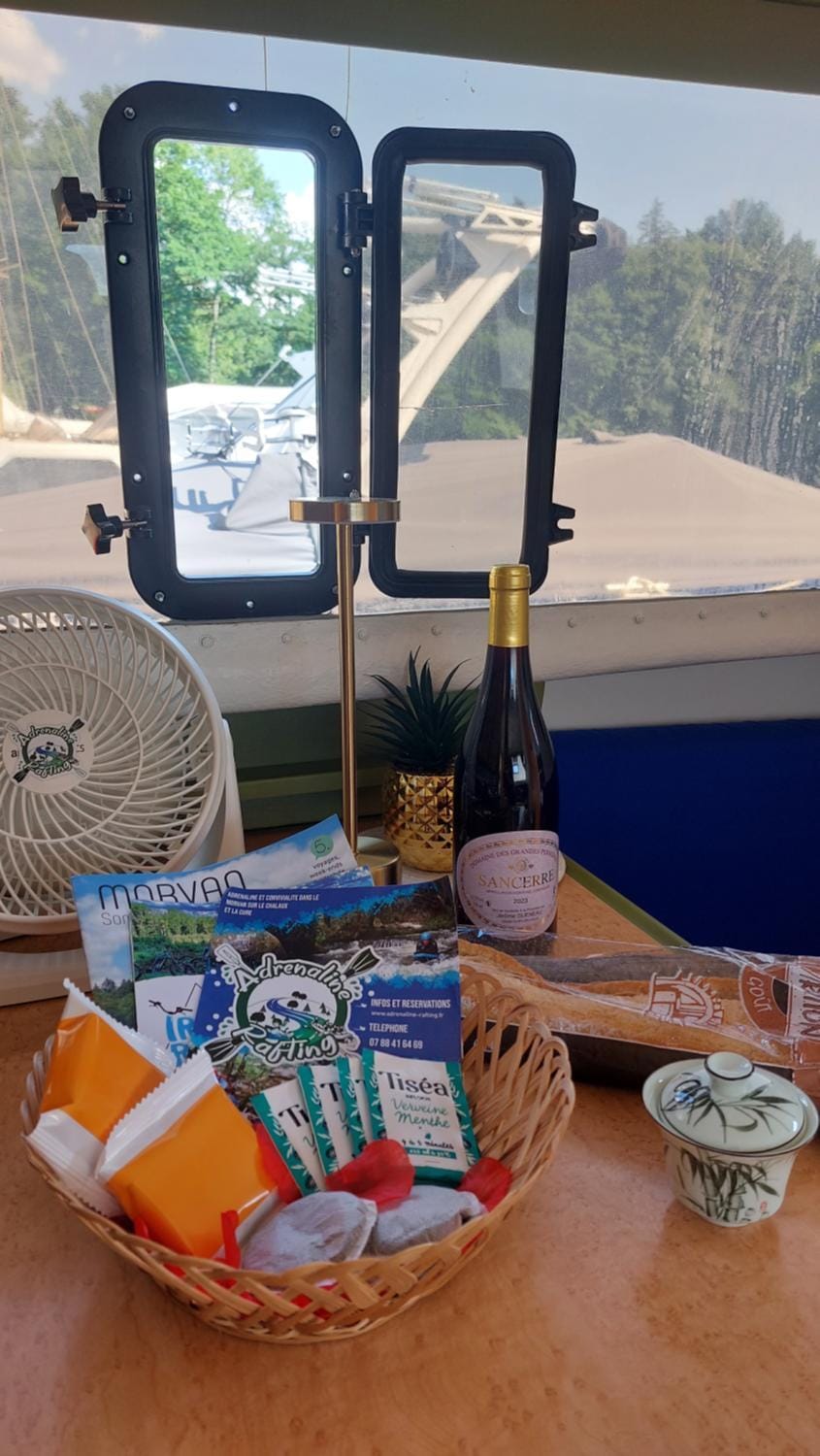 Bateau à quai lac des Settons Docked boat in Bourgogne-Franche-Comté