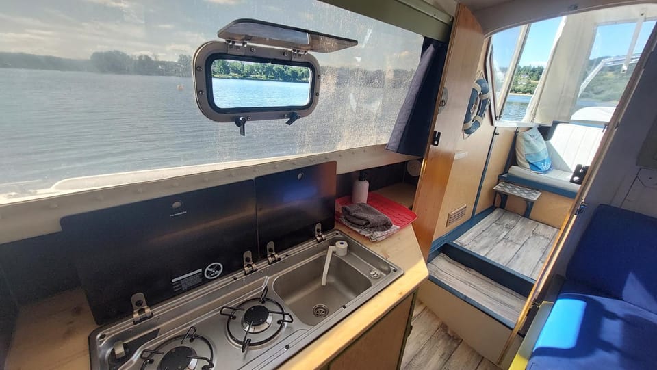 Bateau à quai lac des Settons Docked boat in Bourgogne-Franche-Comté